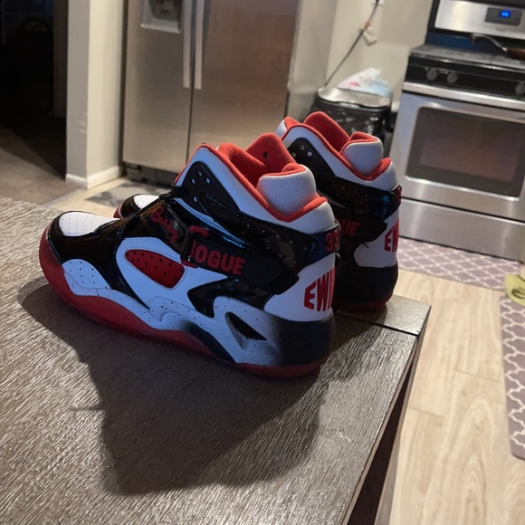 These are Ewing limited addition size 9.5 - Picture 4 of 4